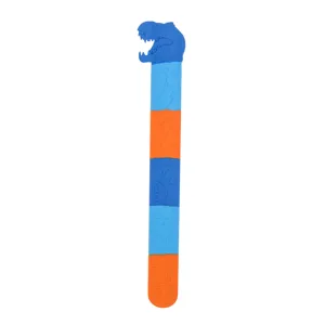 Vue détaillée du bracelet slap en silicone pour enfants avec tête de dinosaure et rayures.