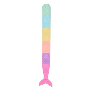 Bracciale a scatto in silicone vista dettagliata, design coda di sirena con scaglie colorate.