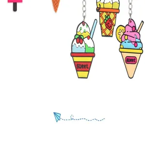 Primo piano dettagliato di simpatici portachiavi gelato cartoon, accessori in PVC colorato.
