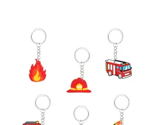 Detalles del llavero de PVC con diseño de bombero y bonitos camiones de bomberos.