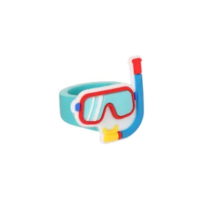 Primo piano del giocattolo anello PVC maschera subacquea, dettaglio in gomma morbida.
