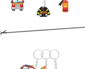Detalle de llavero de bombero de PVC con camión de bomberos animado y partes de uniforme.