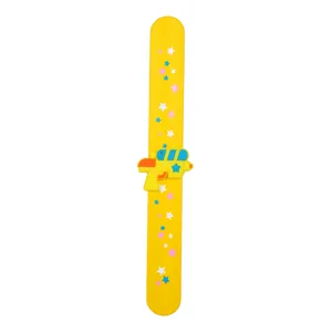 Bracelet slap en silicone avec étoiles et mini pistolet à eau, accessoire coloré pour enfants.