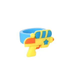 Vista dettagliata del simpatico anello giocattolo in gomma morbida PVC con pistola.