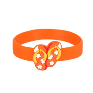 Orangenes Silikonarmband mit niedlichem 3D-Zehentrenner-Strandsandalen-Anhänger und weißen Blüten.