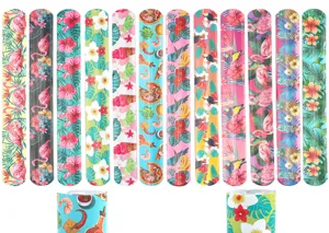 Vue rapprochée détaillée de bracelets slap tropicaux hawaïens aux motifs colorés.