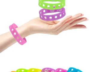Bracelets en silicone colorés avec trous, parfaits pour les charms DIY et l'usage quotidien.