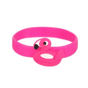 Nahaufnahme des niedlichen rosa Flamingo Cartoon Silikon Armbands für Kinder und Sommer.