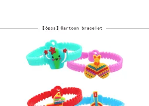 Vista dettagliata di braccialetti in silicone colorati con simpatici motivi di cactus e strumenti.