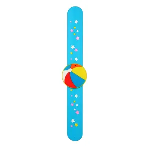 Gros plan détail du bracelet slap en silicone mignon avec étoiles colorées pour enfants.