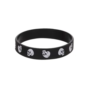Bracelet en silicone noir avec impression de crâne blanc, détail de bracelet en caoutchouc.