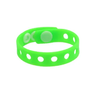 Bracelet en silicone vert troué DIY charm bijou détail vue gros plan accessoire poignet bracelet.