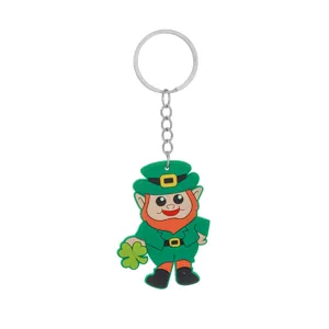 Vista dettagliata del portachiavi leprechaun di San Patrizio con trifoglio, auto decoro.