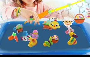 Osterparty Kinderspielzeug Set Detailansicht mit niedlichen Silikonringen und Schluesselanhaengern.