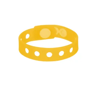 Détail de bracelet troué en silicone jaune, accessoire de bracelet DIY en caoutchouc souple.
