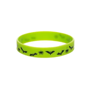 Gros plan du bracelet en silicone vert d'Halloween avec des motifs de chauves-souris.