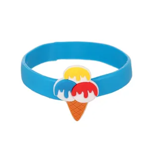 Detailansicht des niedlichen Cartoon-Eiscreme-Silikonarmbands, perfektes Sommer-Strandschmuck.
