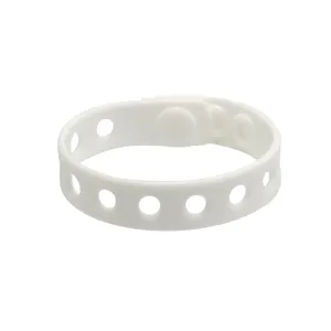 Vue détaillée d'un bracelet en silicone blanc perforé doté d'une fermeture à bouton-pression.