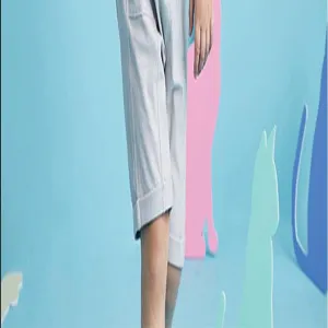 Vue détaillée de pantalon casual bleu clair montrant la texture et la coupe des jambes.
