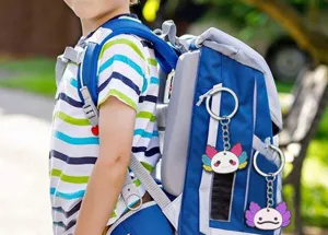 Joli porte-clés axolotl sur sac à dos d'enfant, détail pendentif dessin animé PVC