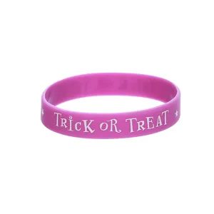 Vue détaillée du bracelet en silicone violet avec texte blanc Halloween trick or treat.