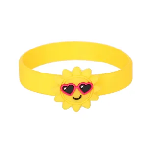 Silikon Armband Detail mit einem süßen Sonnenanhänger und Herz Sonnenbrille, gelb.