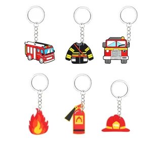 Lindo Llavero de Goma Suave de PVC de Bombero de Dibujos Animados Camión Casco Extintor Anillo Colgante de Mochila