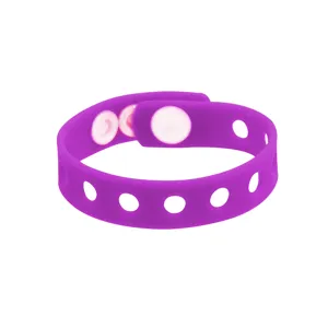 Bracelet en silicone violet avec trous et bouton-poussoir, idéal pour les charms et bijoux.