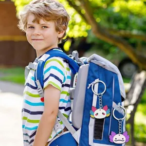 Porte-clés axolotl en PVC mignon accroché à un sac à dos scolaire, super cadeau pour enfants.