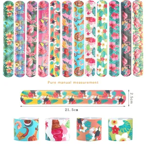 Bracelet slap hawaïen avec des motifs de flamants roses et tropicaux pour fête d'enfants.