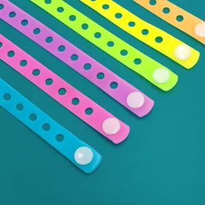 Bracelets en silicone colorés avec trous pour breloques DIY, vibrants et durables.