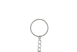 Dettaglio di anello e catena portachiavi in metallo, accessorio argentato resistente.