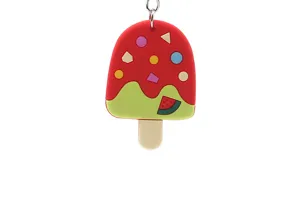 Primo piano dettagliato del simpatico portachiavi a forma di gelato con decorazioni colorate.