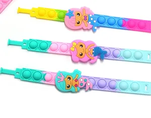 Bracciale sensoriale push pop in silicone con ciondolo sirena kawaii per antistress dei bambini.