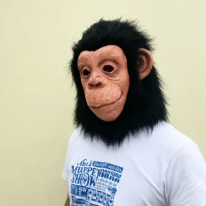 Masque de chimpanze realiste avec fourrure synthetique noire, ideal pour Halloween fetes.