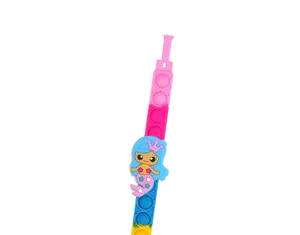 Dettaglio bracciale sensoriale pop in silicone, giocattolo colorato con sirena sfumata.