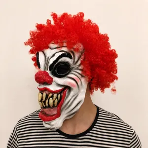 Dettaglio di maschera da clown spaventante, oggetto in latex con capelli rossi.
