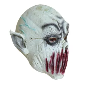 Primo piano dettaglio della maschera zombie di Halloween in lattice, design spettrale.