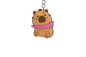 Gros plan détaillé du porte-clés mignon capybara de dessin animé avec écharpe rose.