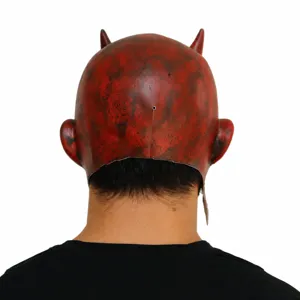 Gedetailleerd overzicht van de achterkant van het rode duivelsmasker met hoorns voor Halloween.