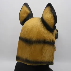 Detaillierte Rückansicht der Deutschen Schäferhund Latexmaske mit realistischer Fellstruktur.