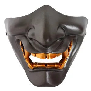 Gedetailleerd overzicht van het Japanse Hannya halfgelaatsmasker, donker tactisch demoon cosplay.