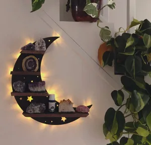 Houten maanvormige kristallen wandplank met warme LED-achtergrondverlichting en kristaldisplay.