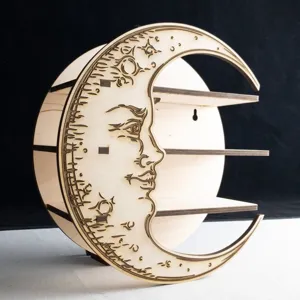 Estante de madera con forma de luna y cara grabada, con múltiples niveles para cristales y decoración.