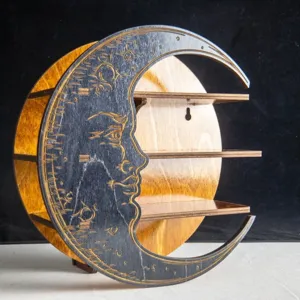Detalle de estante de cristal de luna de madera con tallado facial celestial y repisas.