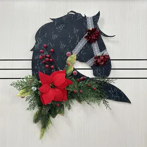 Handgemaakte kerst paardenhoofd krans deurhanger met rode kerstster en dennentakken decor.