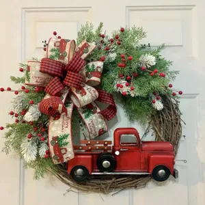 Kerstkrans met rode truck en geruite strik voor feestelijke huisdeurdecoratie