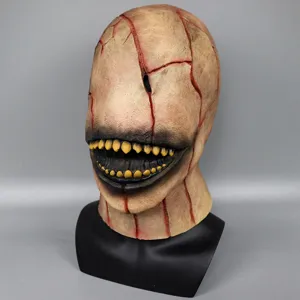 Detailansicht der gruseligen Halloween Horror Latex Maske mit rissiger Haut und breitem Mund.