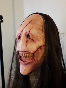 Masque de démon effrayant d'Halloween à cheveux longs, masque en latex rouge effrayant pour fêtes.