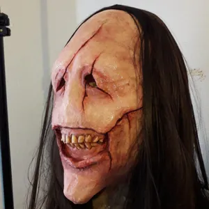 Halloween effrayant masque de démon à longs cheveux masque en latex effrayant avec dents de fête
